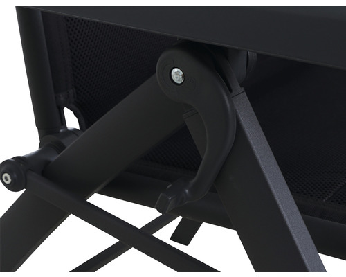 Detailansicht eines verstellbaren Gartenstuhls mit schwarzem Metallrahmen und Textilbespannung.