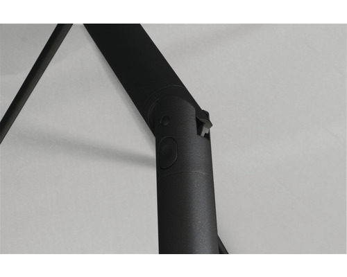 Detailaufnahme eines Gartenschirm-Gelenks mit schwarzem Gestell