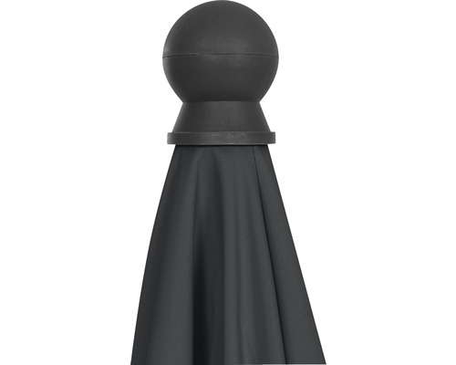 Detailansicht eines Sonnenschirms mit kugelförmiger Spitze