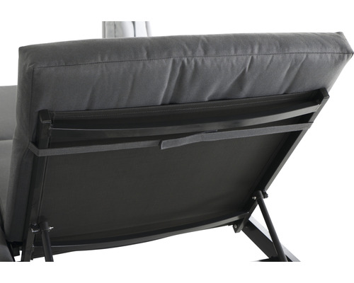 Detailansicht der Rückenlehne einer Gartenliege mit Polsterauflage