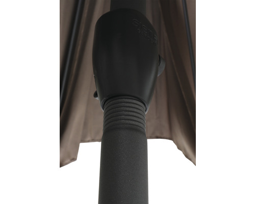 Detailansicht eines Sonnenschirms mit Kurbelmechanismus zur einfachen Bedienung