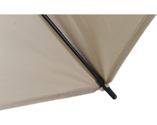 Vue détaillée d''un parasol avec revêtement en tissu et armature