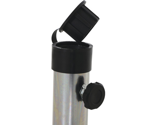 Vue détaillée d''un tube d''échafaudage avec bouchon