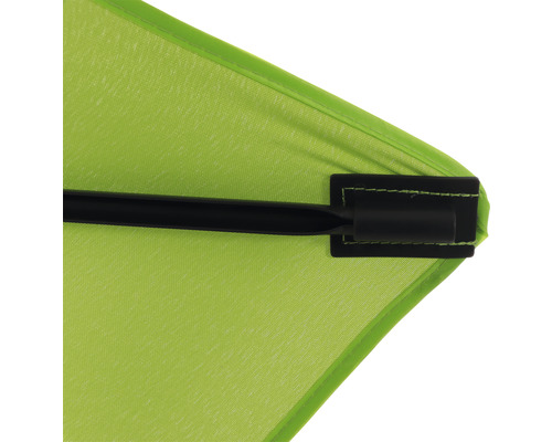 Vue détaillée d''un parasol avec armature noire et revêtement en tissu