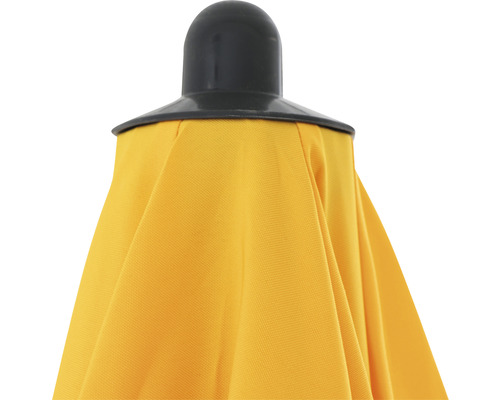 Detailansicht eines Sonnenschirms mit schwarzer Spitze und gelbem Stoff