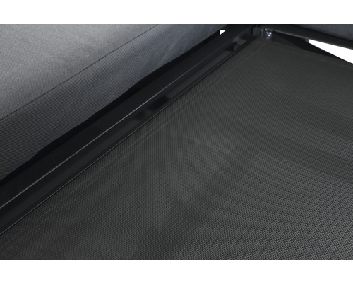 Detailansicht einer Terrassenüberdachung mit textilem Sonnenschutz