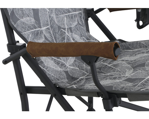 Gros plan d''une chaise de camping avec motif de feuilles et accoudoir