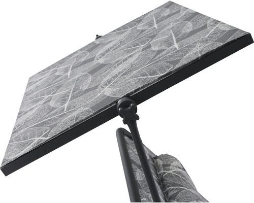 Detailansicht eines Sonnenschirms mit Blattmuster