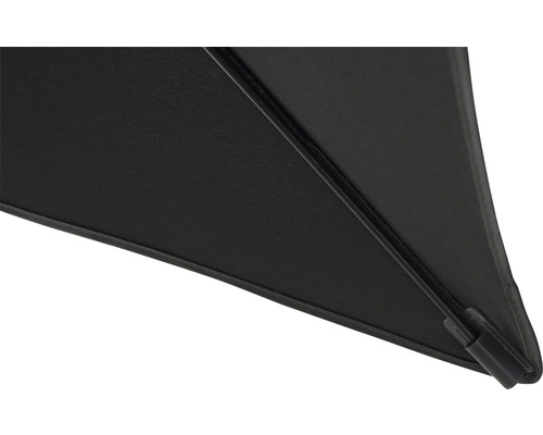 Detailansicht eines Sonnenschirms mit schwarzem Bezug und Rahmen