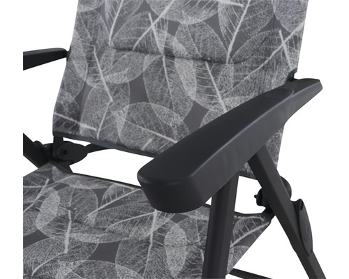 Detailansicht eines Gartenstuhls mit Blattmuster und Armlehne.