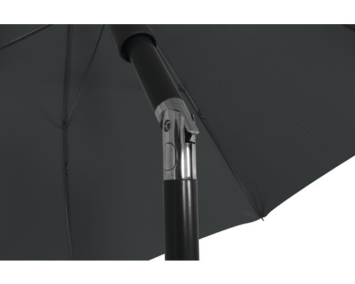 Vue détaillée d''un parasol avec un toit noir et une articulation argentée