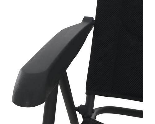 Detailansicht eines Rollstuhls mit Armlehne und Netzstoffrückenlehne