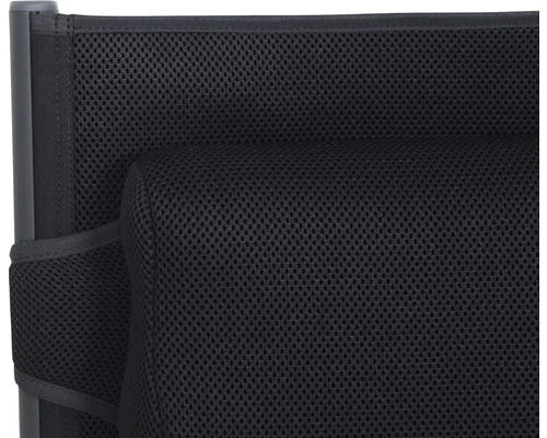 Detailaufnahme eines schwarzen Stuhls mit Mesh-Gewebe für Sitzfläche und Rückenlehne