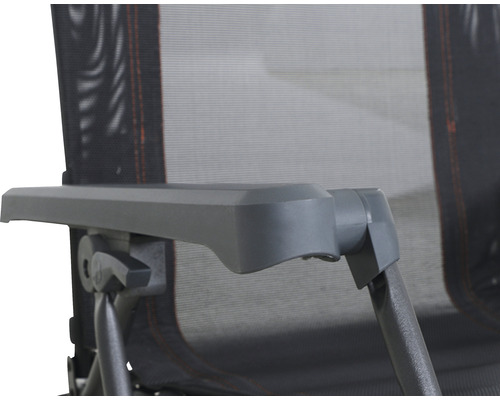 Gros plan sur l''accoudoir d''une chaise de jardin