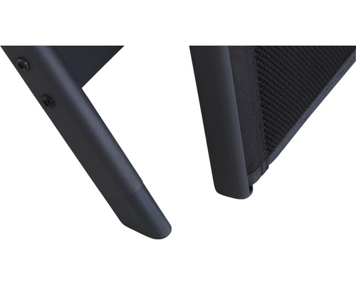 Vue détaillée d''une chaise de camping avec cadre en aluminium et revêtement textile.