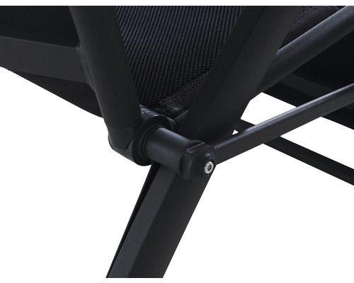 Detailansicht eines schwarzen Campingstuhls mit Metallrahmen