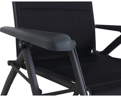 Detailaufnahme eines schwarzen Campingstuhls mit Armlehne.