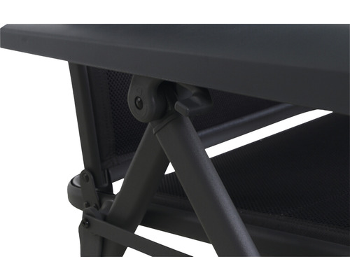 Vue détaillée d''une chaise de jardin avec mécanisme pliant