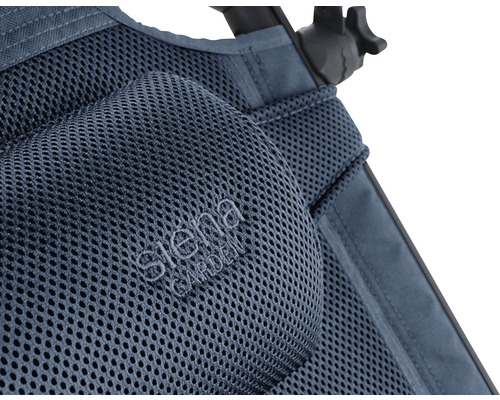 Detailaufnahme eines Gartenstuhls mit Siena Garden Logo auf einem Netzstoff