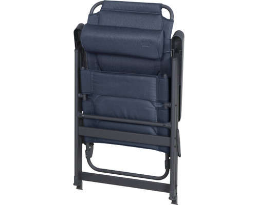 Vue arrière d''une chaise de camping avec appui-tête