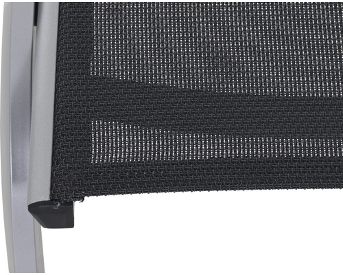 Vue détaillée d''une chaise de jardin avec revêtement textile