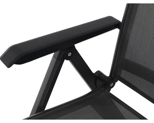 Gros plan d''une chaise de jardin avec accoudoir et revêtement en maille