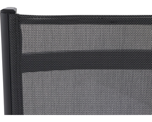 Vue détaillée d''une chaise de jardin avec revêtement textile