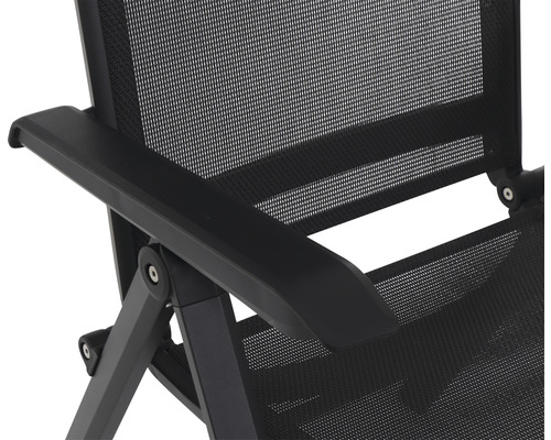 Vue détaillée d''une chaise de jardin avec revêtement en maille et accoudoir