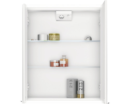 Armoire de toilette blanche ouverte avec deux étagères en verre et divers articles de salle de bains