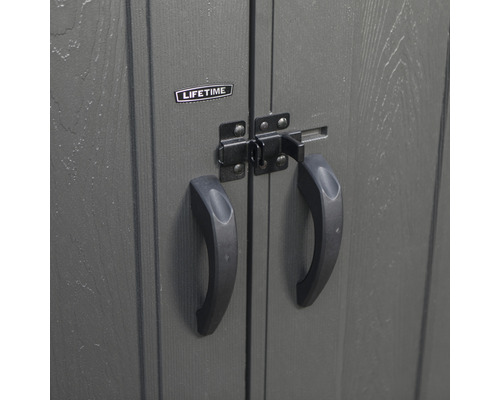 Detailansicht der Tür eines Gerätehauses mit Griffen, Riegel und Lifetime Logo.