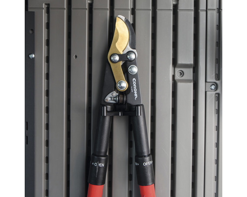 Gartenschere mit goldenen Klingen und roten Griffen