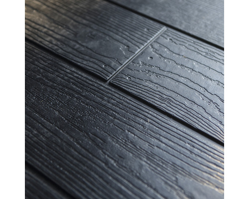 Nahaufnahme von Fassadenverkleidung aus Kunststoff in Holzoptik