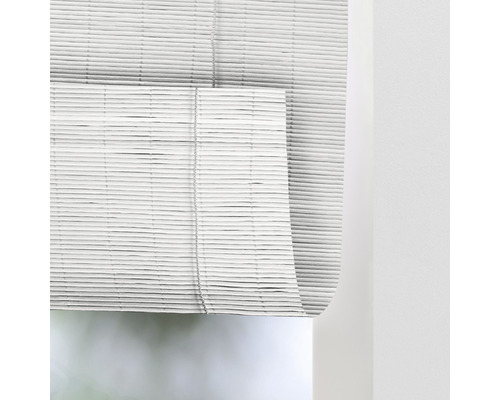 Store en bambou à la fenêtre