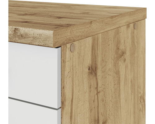 Detailansicht eines Möbels mit weißen Schubladen und Holzoptik