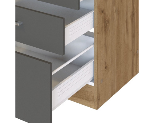 Schrank mit Schubladen in geöffnetem Zustand