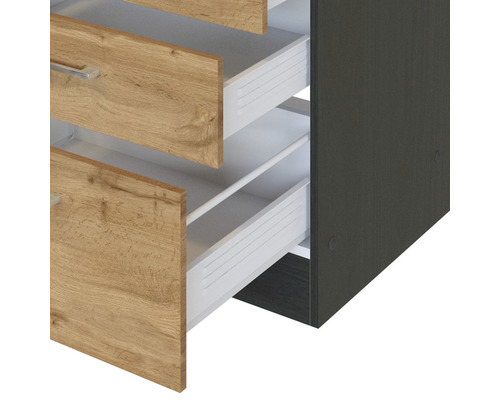 Offener Schubladenschrank mit Holzfront