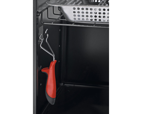 Intérieur d''un barbecue avec pince et bac de récupération