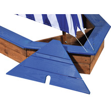 Vue détaillée d''un bac à sable en bois en forme de bateau pirate avec une voile rayée bleu et blanc