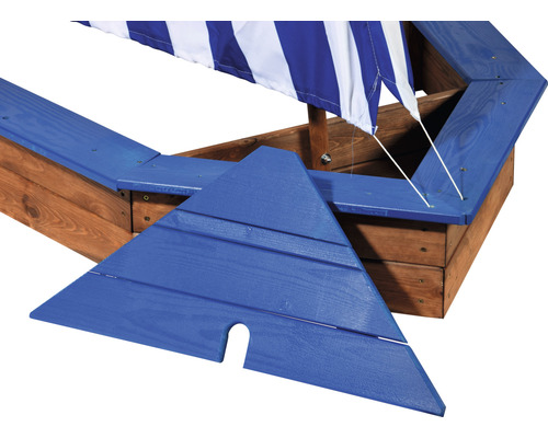 Vue détaillée d''un bac à sable en bois en forme de bateau pirate avec une voile rayée bleu et blanc