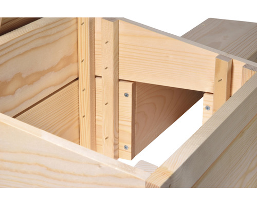 Vue détaillée d''un kit de construction en bois, fixé avec des vis et des clous