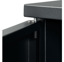 Detailansicht eines Metallschranks mit Schrauben