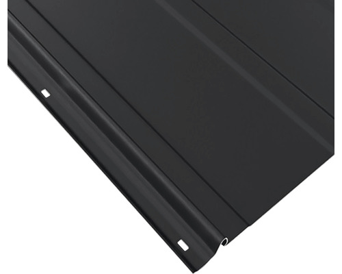 Gros plan d''une plaque de tôle trapézoïdale en acier noir avec trous de fixation.