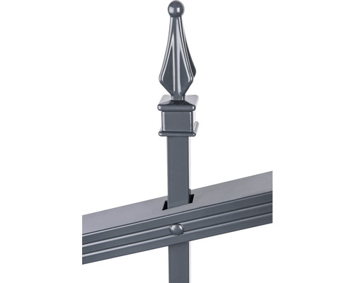 Detailansicht eines Metallzauns mit Zierspitze