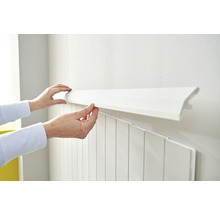 Person befestigt weiss Wandpaneele an der Wand
