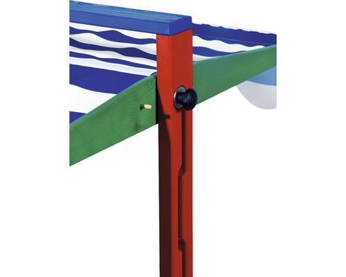 Detailansicht eines Holzspielhauses mit blauen, weißen, roten und grünen Elementen