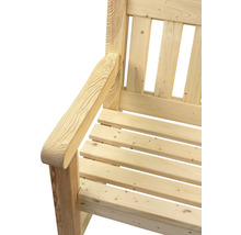 Gros plan d''un banc de jardin en bois