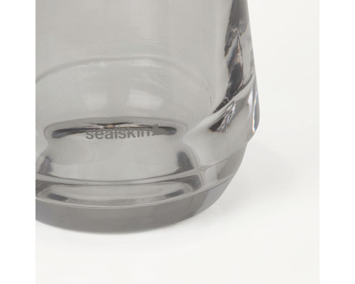 Detailansicht eines grauen Zahnputzbechers mit Sealskin Logo