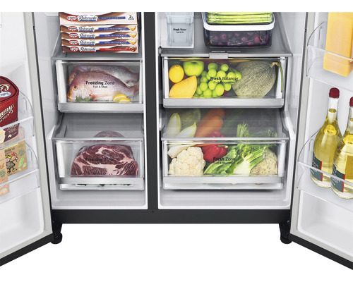 Gefüllter Kühlschrank mit Fleisch, Fisch, Gemüse und Obst in separaten Zonen