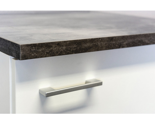 Plan de travail de cuisine sur meuble bas blanc avec poignée