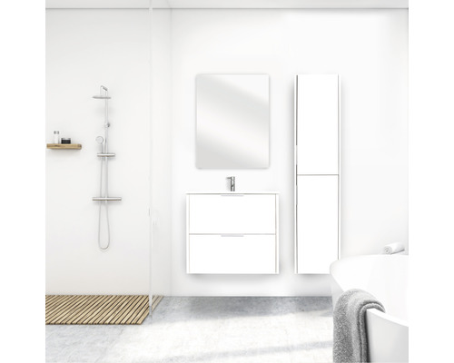 Helles Badezimmer mit Waschbeckenunterschrank, Spiegel, Hochschrank, Badewanne und Dusche